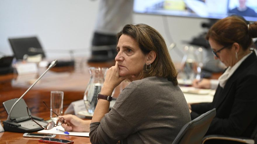 La vicepresidenta Tercera del Gobierno y ministra para la Transición Ecológica y el Reto Demográfico, Teresa Ribera, durante la reunión del comité de crisis para el seguimiento de los efectos de la DANA del sábado.