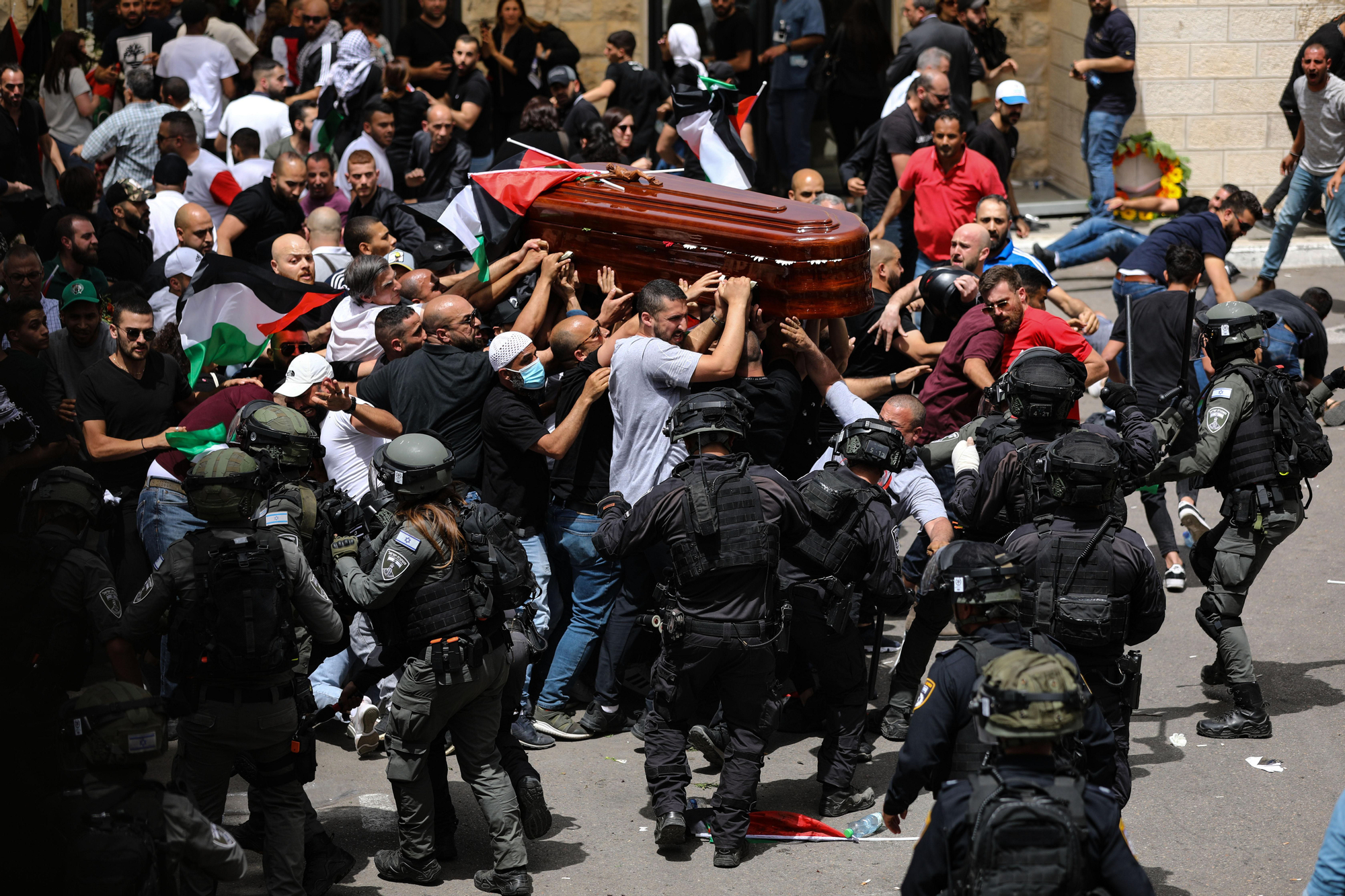 La policía israelí carga contra el cortejo fúnebre de la periodista Shireen Abu Akleh en Jerusalén en 2022, asesinada por un francotirador israelí.