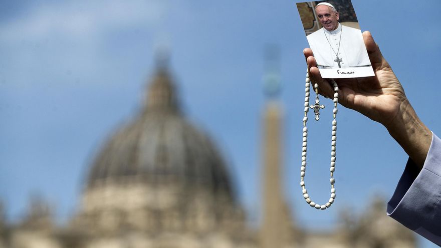 Estampas, estampitas y una reunión de 'enemigos': Roma se prepara para despedir al papa Francisco