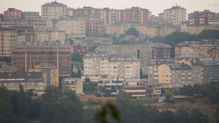 El humo por el incendio de Ribas de Sil llega hasta la ciudad de Lugo