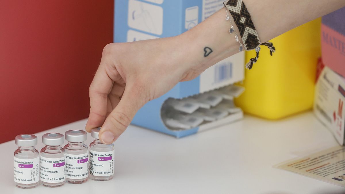 Tres viales de la vacuna de AstraZeneca, en el Hospital la Fe, en València, en una imagen de archivo del 24 de marzo de 2021.