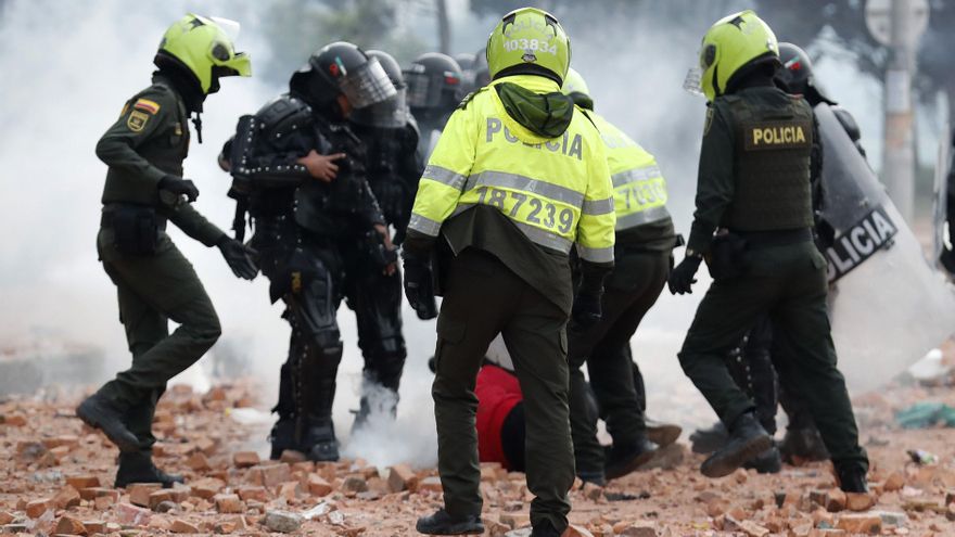 Policías y civiles agreden a fotógrafos en las protestas en Colombia