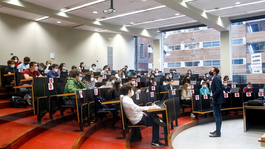 Un profesor imparte clase en el Campus Ciutadella de la Universidad Pompeu Fabra. EFE/Quique García/Archivo