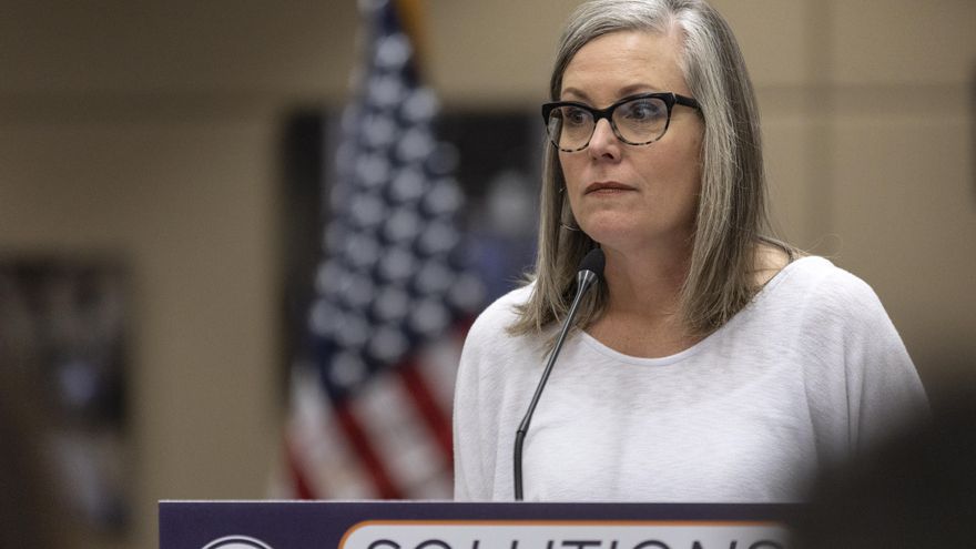 Arizona otorga recursos a la Policía ante liberación masiva de migrantes en la frontera