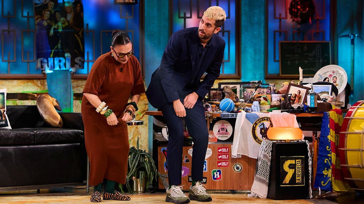 Candela Peña y Broncano se echaron "un latineo" en 'La Revuelta' para 'convencer' a Bad Bunny: "Le bailo lo que quiera"