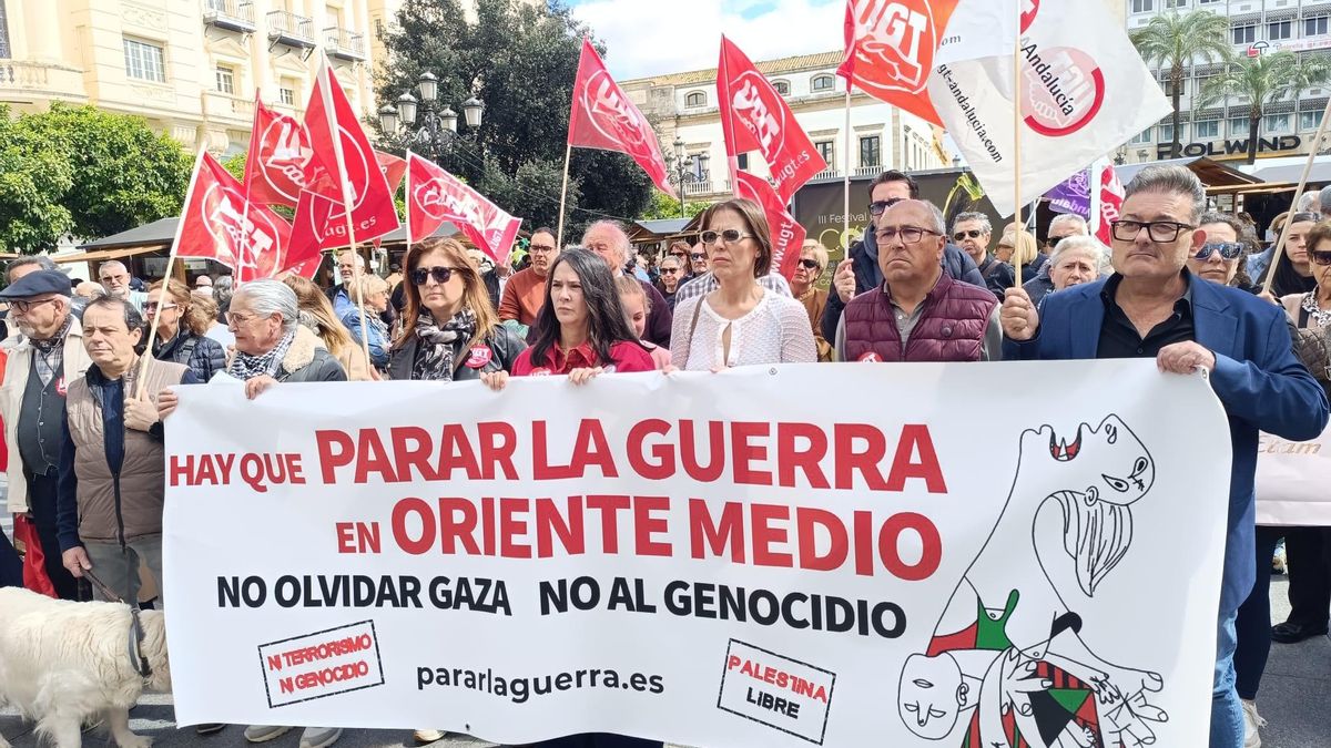 Concentración en Las Tendillas por el 'No a la guerra'.