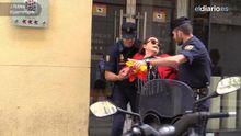 Una mujer detenida en Gran Vía; el policía lleva en la mano su bandera republicana / J.R. Robles