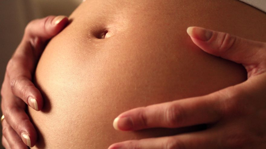 Las embarazadas no son especialmente vulnerables a la COVID-19, aunque los científicos piden investigar más