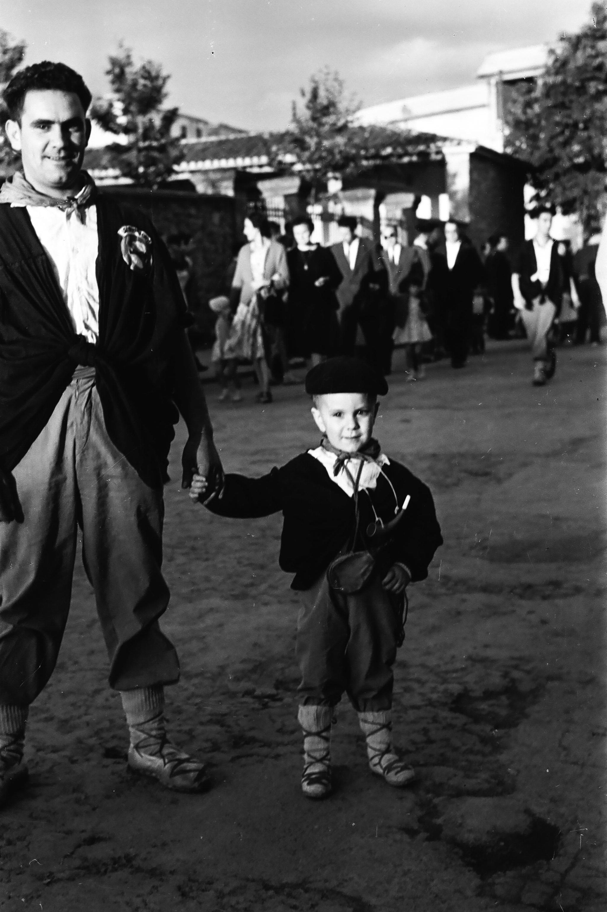 Un niño, de la mano de un adulto, en el Día del Blusa de 1960