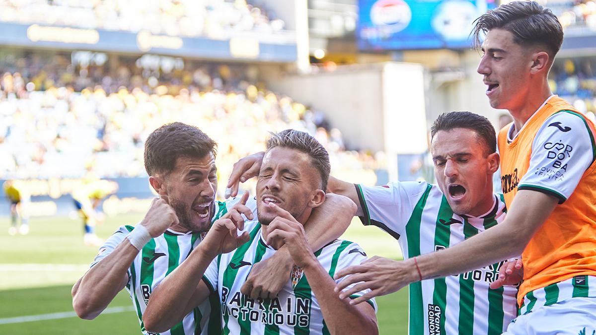 Jugadores del Córdoba CF celebran un gol