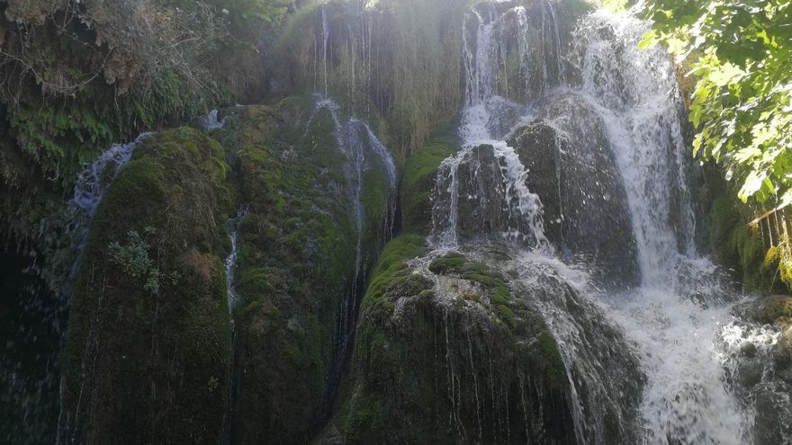 No es Orbaneja del Castillo: el pueblo de las mil cascadas en Burgos con historia medieval perfecto para una escapda