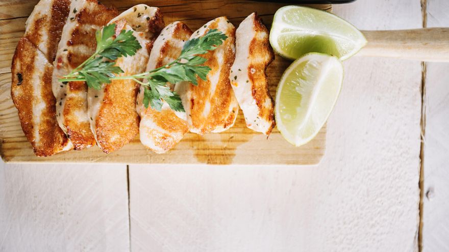 Cómo marinar el pollo con yogur y especias para conseguir una textura suave e impulsar su sabor