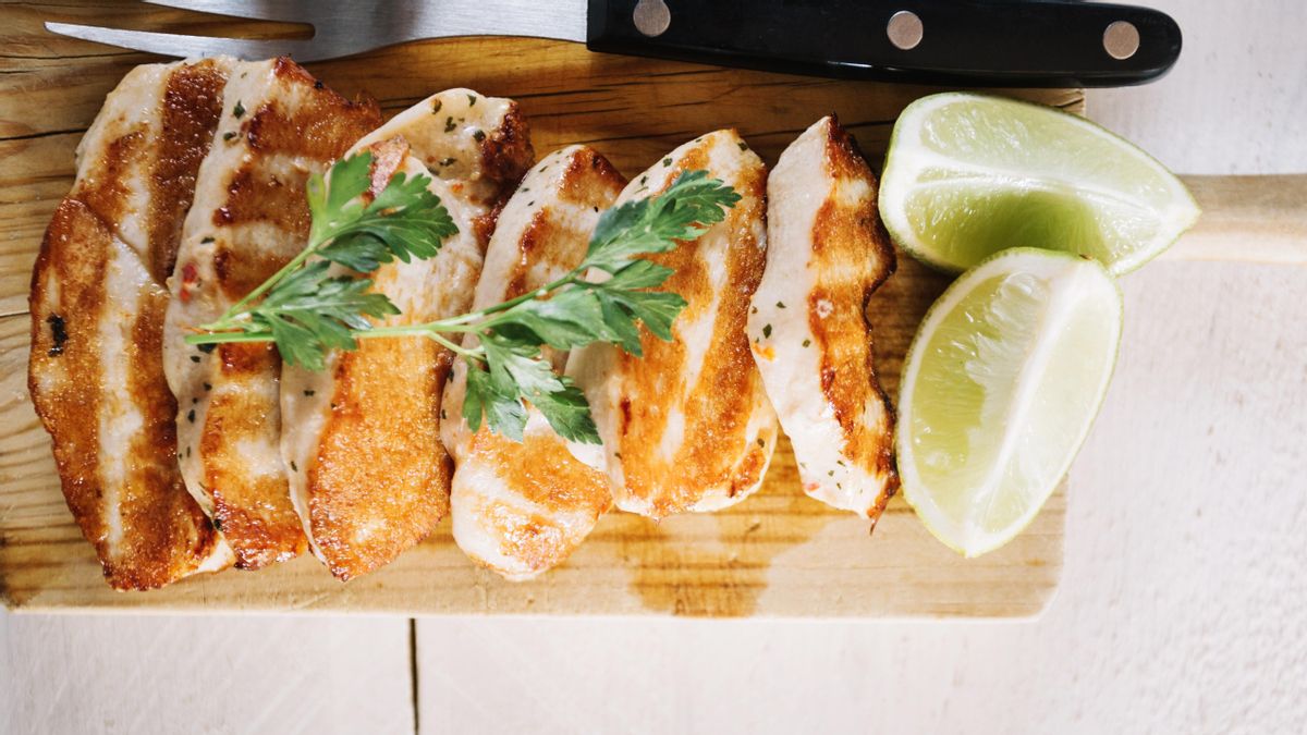 Cómo marinar el pollo con yogur y especias para conseguir una textura suave e impulsar su sabor