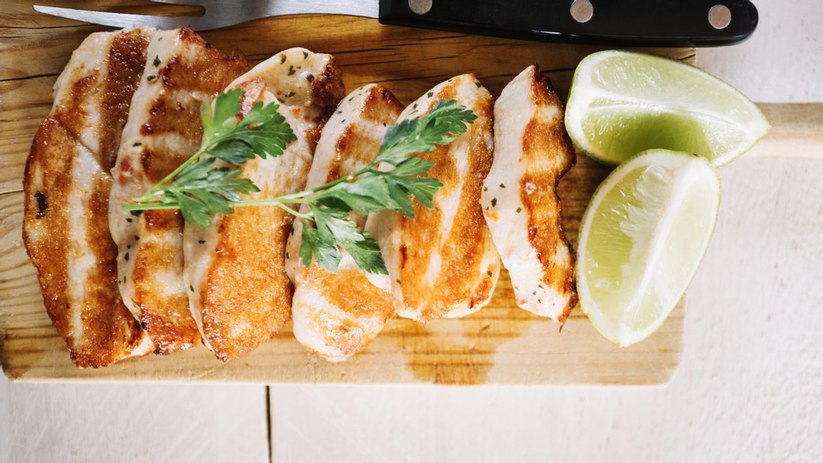 Cómo marinar el pollo con yogur y especias para conseguir una textura suave e impulsar su sabor