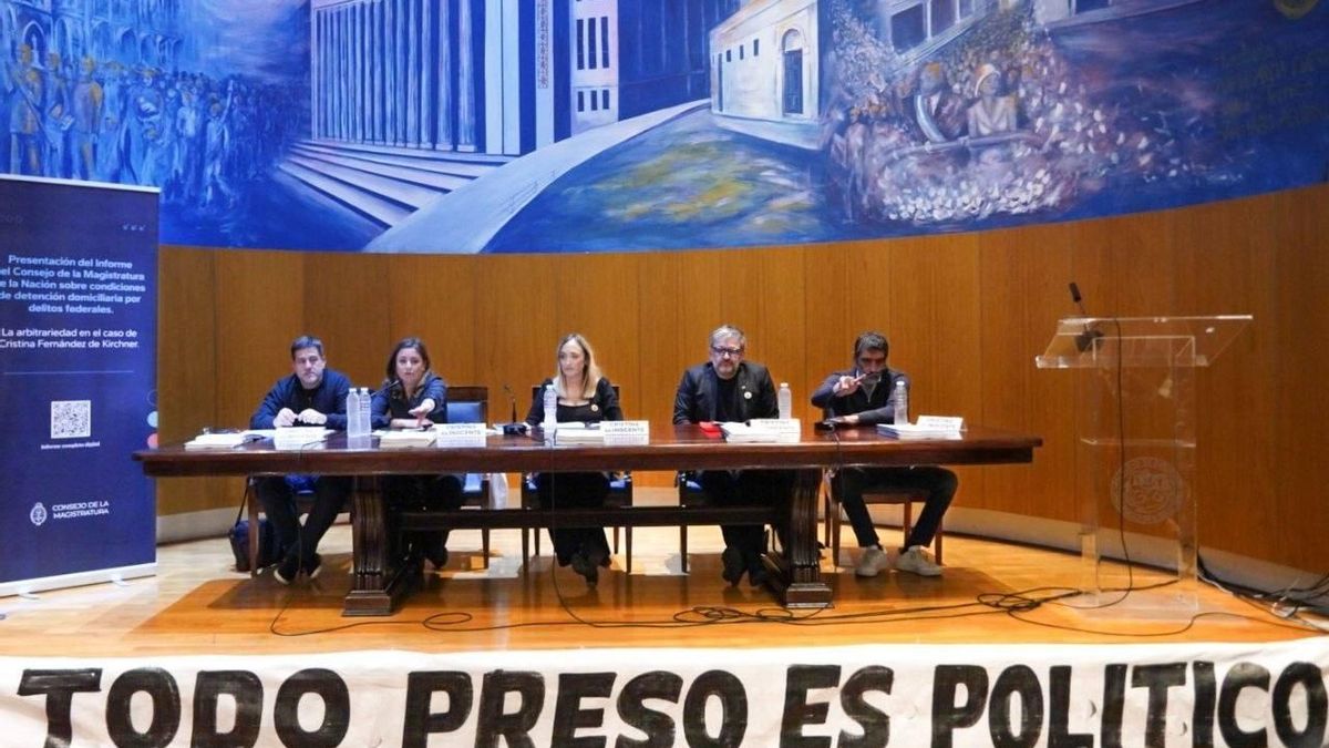 Los consejeros de la Magistratura que representan al kirchnerismo Rodolfo Tailhade, César Grau, Vanesa Siley, Mariano Recalde y Anabel Fernández Sagasti expusieron el 8 de junio de 2026 los resultados del informe sobre las condiciones de detención domiciliaria de la expresidenta Cristina Kirchner