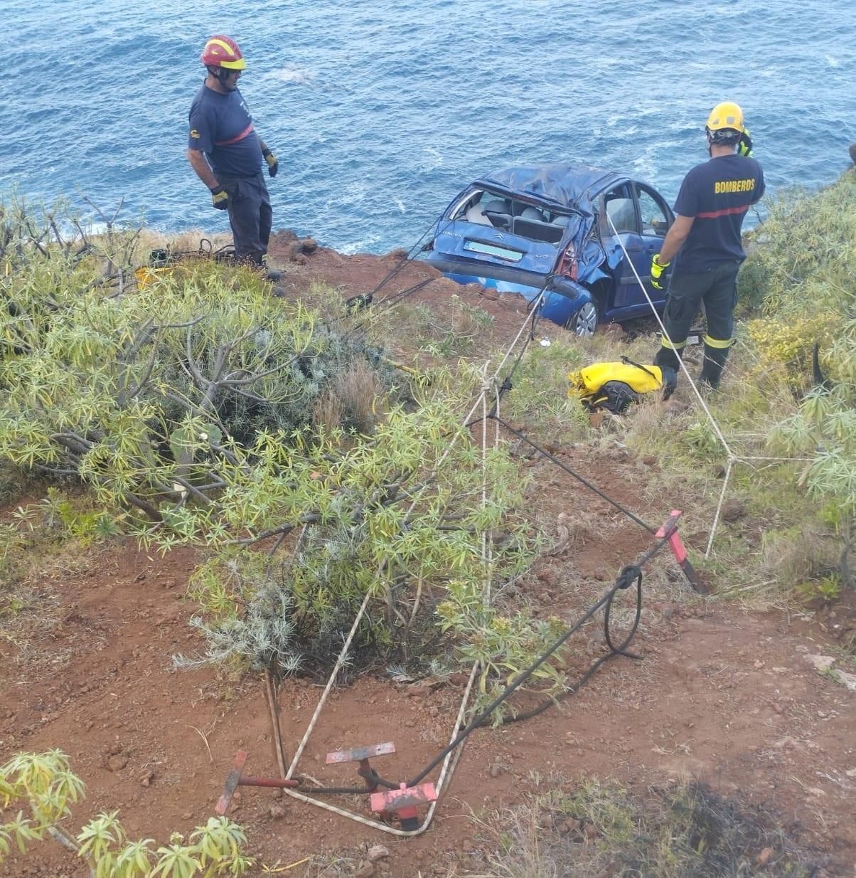 Los bomberos anclaron el vehículo para evitar que cayera al mar. BOMBEROS LA PALMA