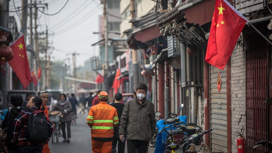 Un hombre con mascarilla protectora camina por el barrio de Hutong en Pekín (China). EFE/ Roman Pilipey/Archivo