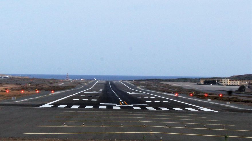 Un dron bloquea el aeropuerto de Gran Canaria y obliga a desviar doce vuelos