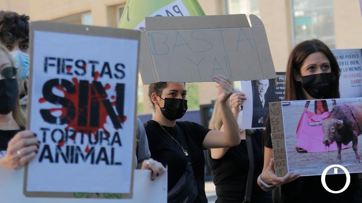 Manifestación en contra de la corrida de toros en el Coso de los Califas