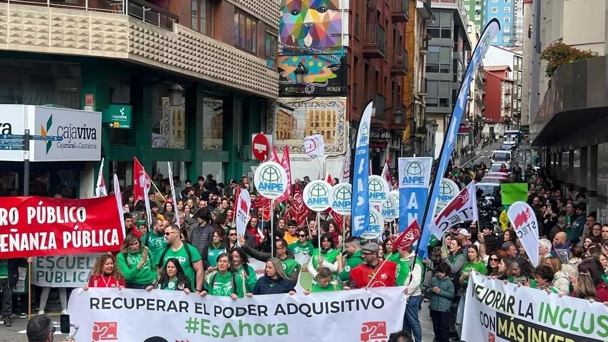 El acuerdo presupuestario desbloquea la subida salarial de los docentes cántabros tras una legislatura de conflictos