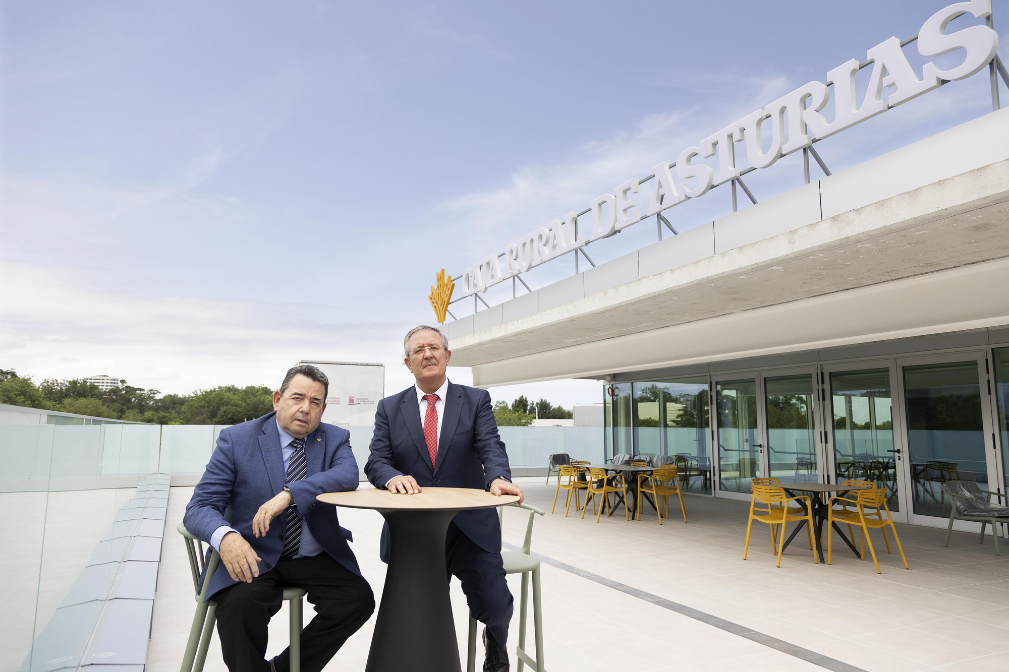 El presidente (i) y el director general (d) de Caja Rural de Asturias en el nuevo pabellón, Fernando Martínez y Antonio Romero