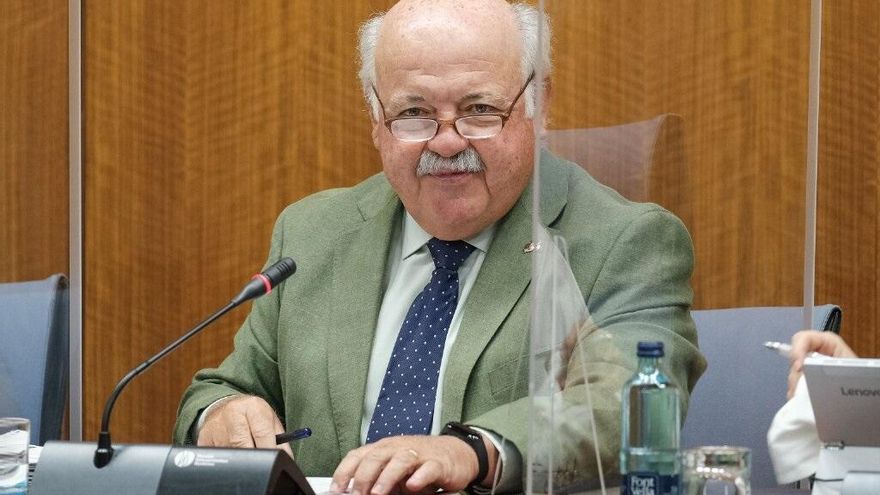 El consejero de Salud y Familias, Jesús Aguirre, comparece en comisión parlamentaria.
