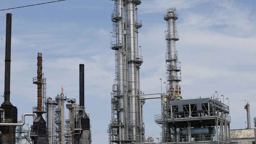 La petrolera estadounidense ConocoPhillips despedirá hasta una cuarta parte de su personal