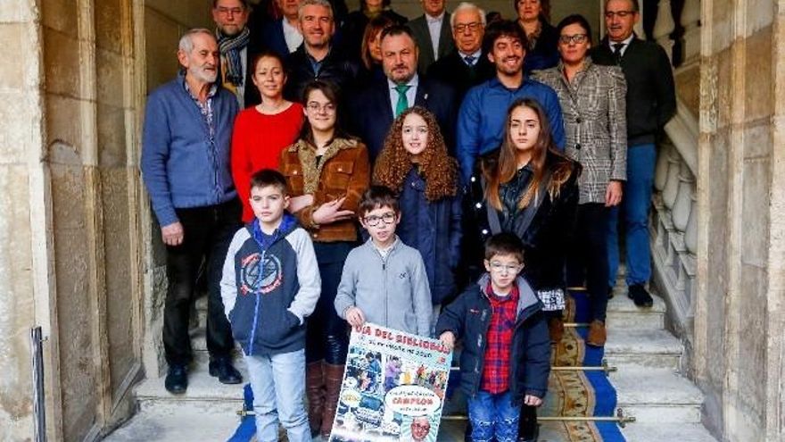 Posado tras la entrega de los premios del IX Concurso de Marcapáginas que organizan los Bibliobuses de León. / Carlos S. Campillo / ICAL