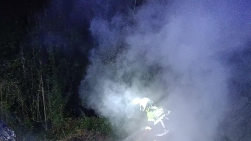 Bomberos utilizan 8.000 litros de agua para extinguir un incendio de vegetación con restos de podas en Lamadrid