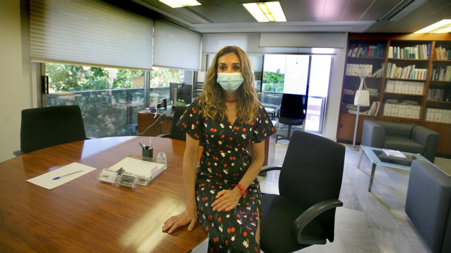Isaura Navarro en su despacho de la Conselleria de Sanitat.