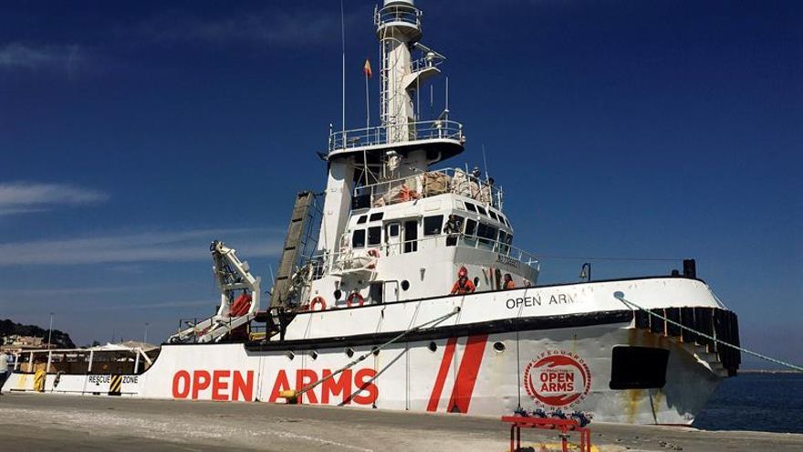 El "Open Arms" logra por fin amarrar en Lesbos tras una semana de espera