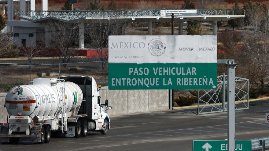 Exportadores de la frontera de México están en alerta por el cierre de cruces con EE.UU.