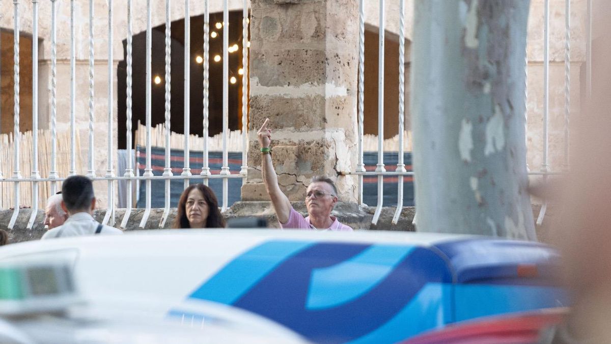 Un taurino dedica una peineta a la protesta.