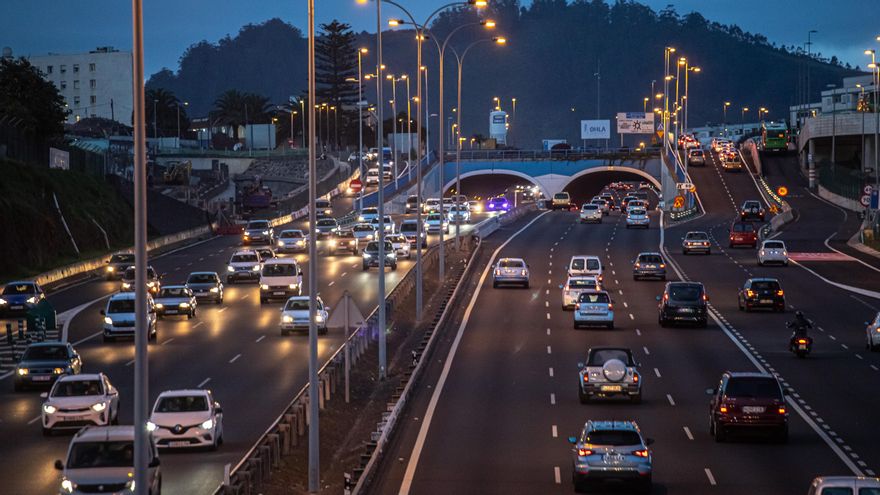 Más frecuencias o un carril de guaguas, entre las demandas de la ciudadanía para combatir el hacinamiento en el transporte público de Tenerife