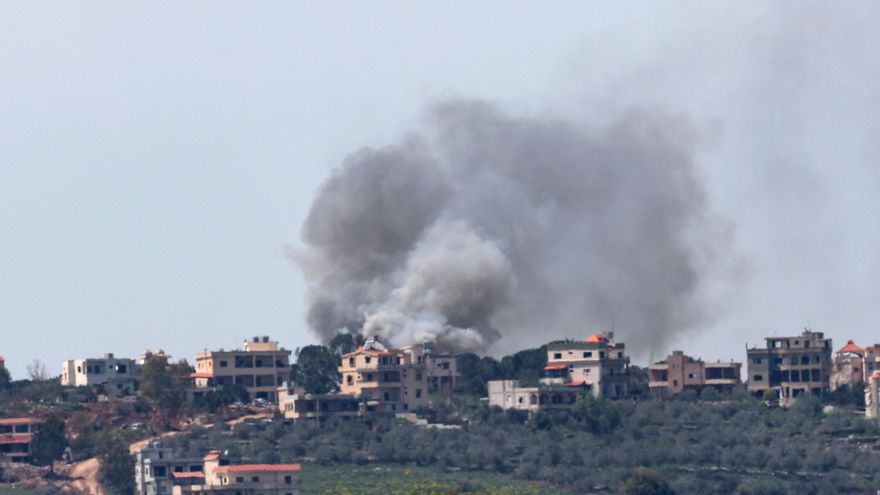 El humo es lo que se ve tras un ataque aéreo israelí en la aldea de Bent Jbeil, en el sur del Líbano, desde Malkia, Israel, 14 de abril de 2026. (Líbano) EFE/EPA/ATEF SAFADI