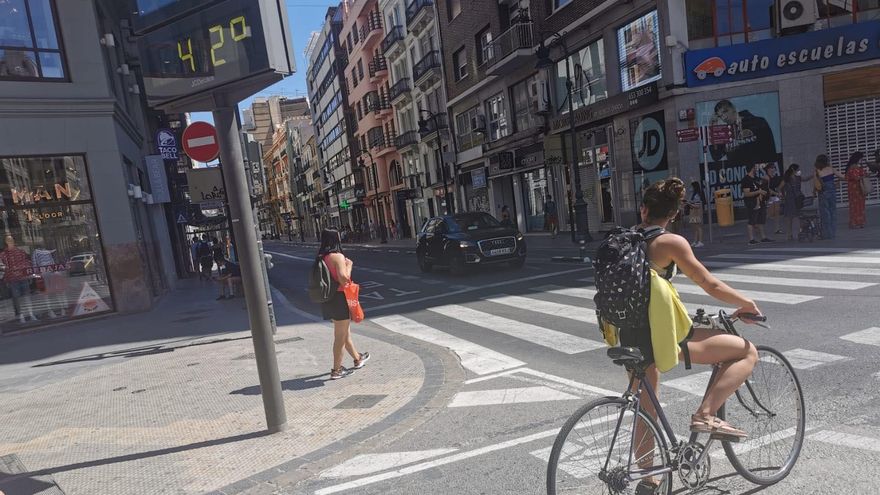 Un termómetro en el centro de Valencia registra 42 grados.