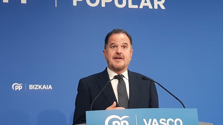 Archivo - El presidente del PP vasco, Carlos Iturgaiz, en rueda de prensa.