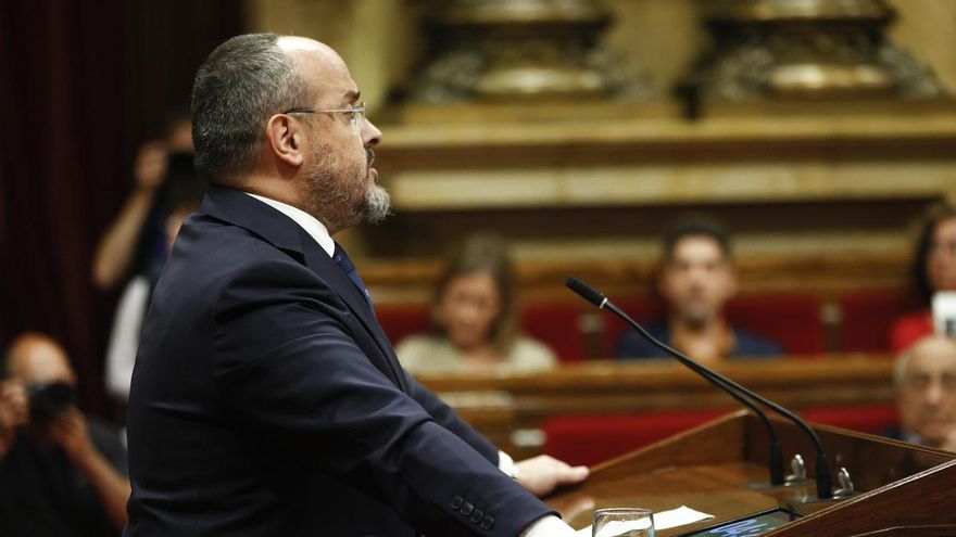 Alejandro Fernández en el pleno del Parlament.
