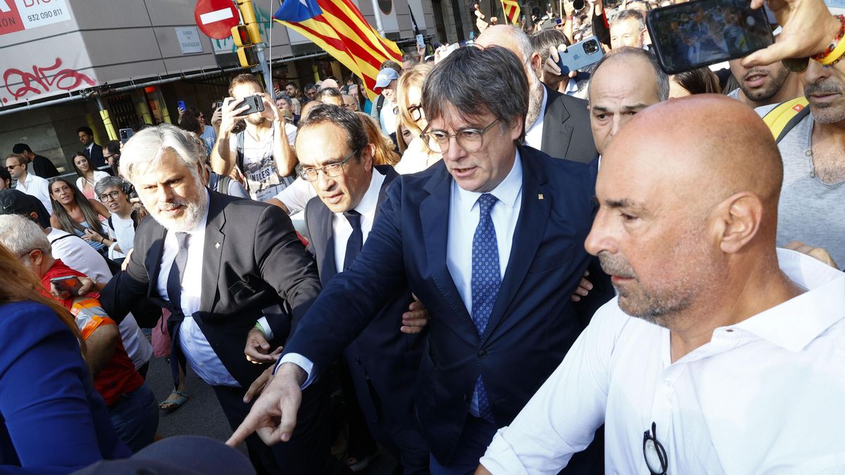 Carles Puigdemont durante su estancia en Barcelona en agosto pasado, y posterior huida en un coche cuya búsqueda de matrícula origina este expediente a un agente