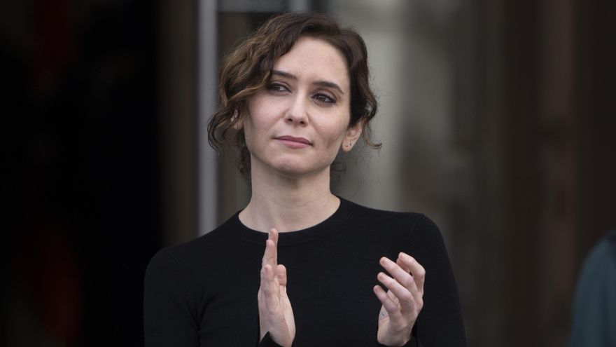 La presidenta de la Comunidad de Madrid, Isabel Díaz Ayuso, aplaude durante un minuto de silencio en el homenaje a las víctimas del barco pesquero Villa de Pitanxo, a 23 de febrero de 2022, en Madrid.