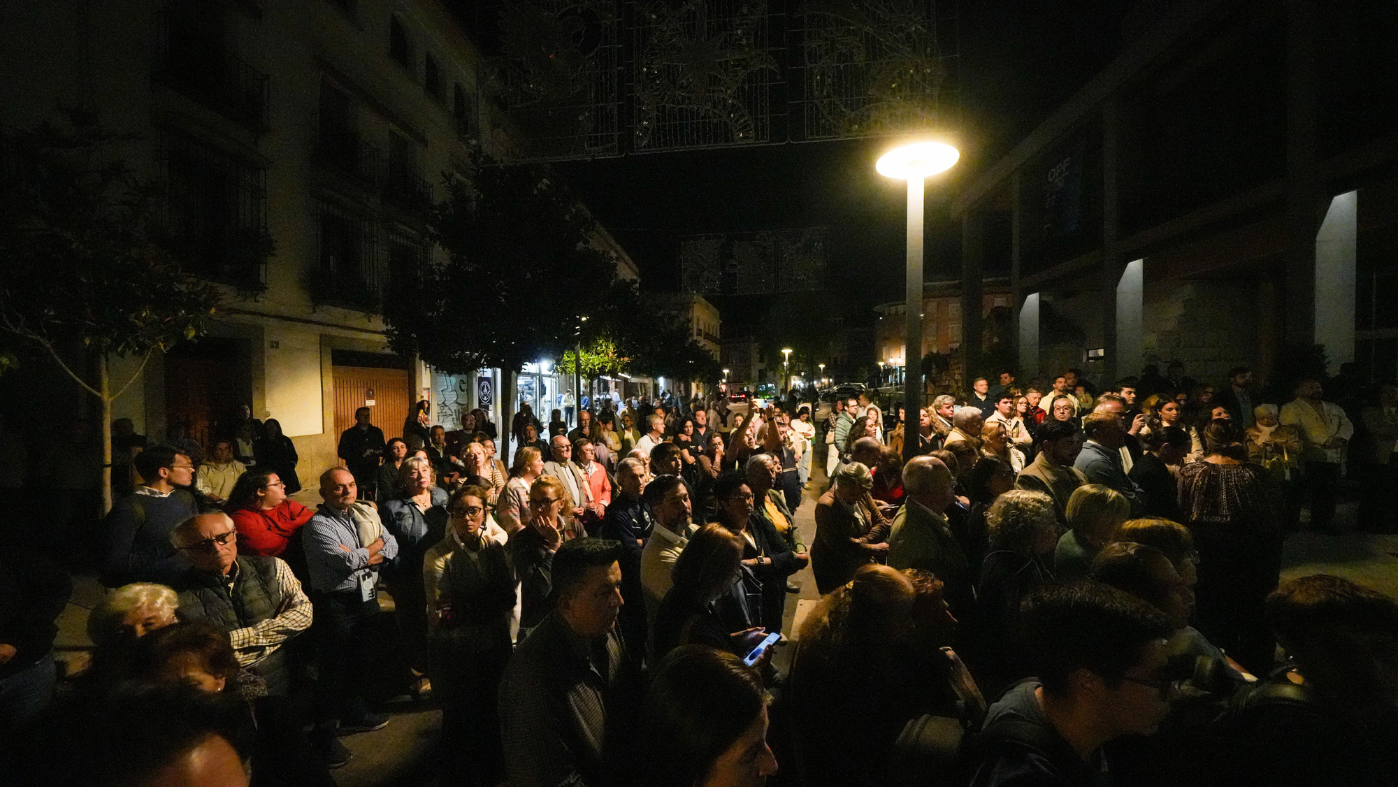 Minuto de silencio frente al Ayuntamiento de Córdoba tras el accidente ferroviario en Urda