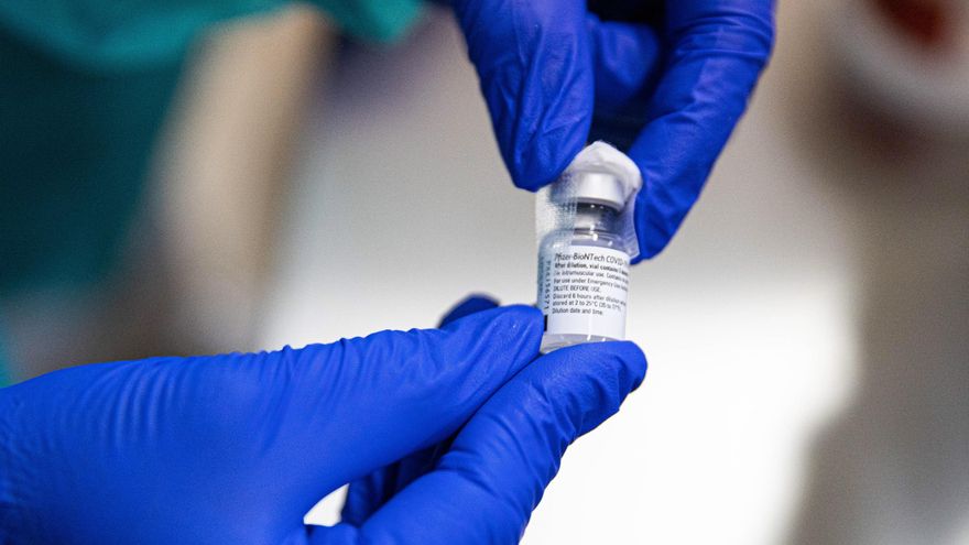 Un trabajador de la salud sostiene una vacuna de Pfizer-BioNTech contra la covid-19- EFE/ Stringer