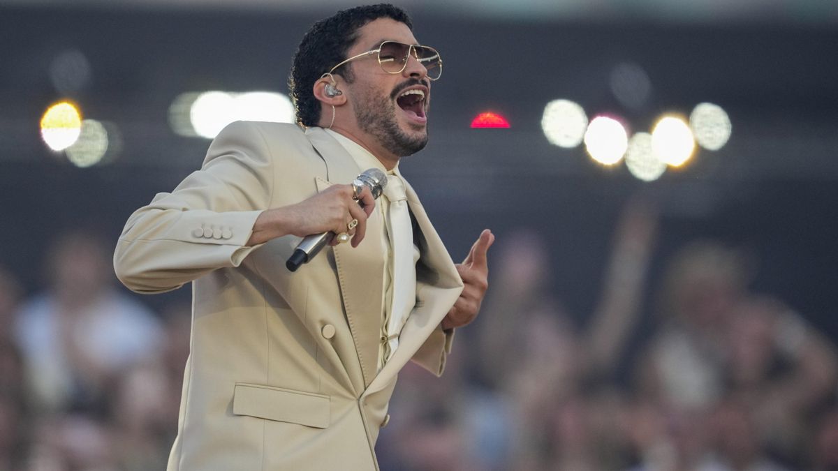 Bad Bunny reivindica la cultura puertorriqueña con un show majestuoso y callejero