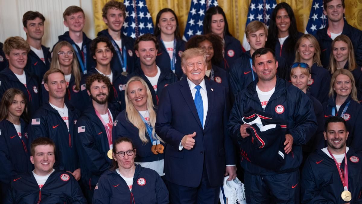 Donald Trump posa para una foto con atletas olímpicos estadounidenses en el Salón Este de la Casa Blanca, en Washington.