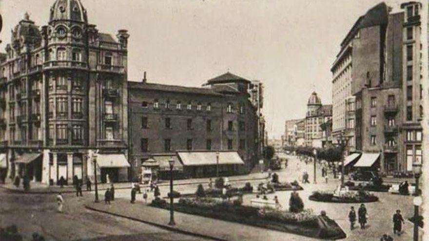 Plaza Santo Domingo de León en los años 40, con la Casa Ciriaco en la esquina izquierda y ya la 'Casa de los Alemanes' construida a la derecha.