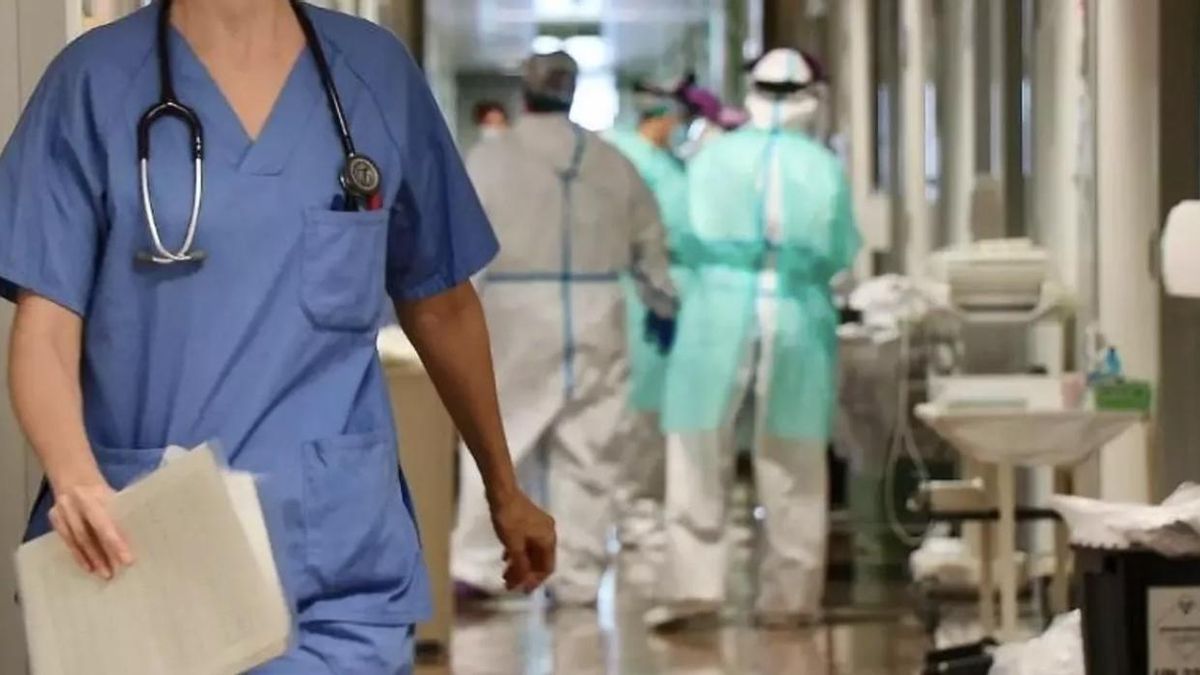 Profesionales sanitarios en un hospital.