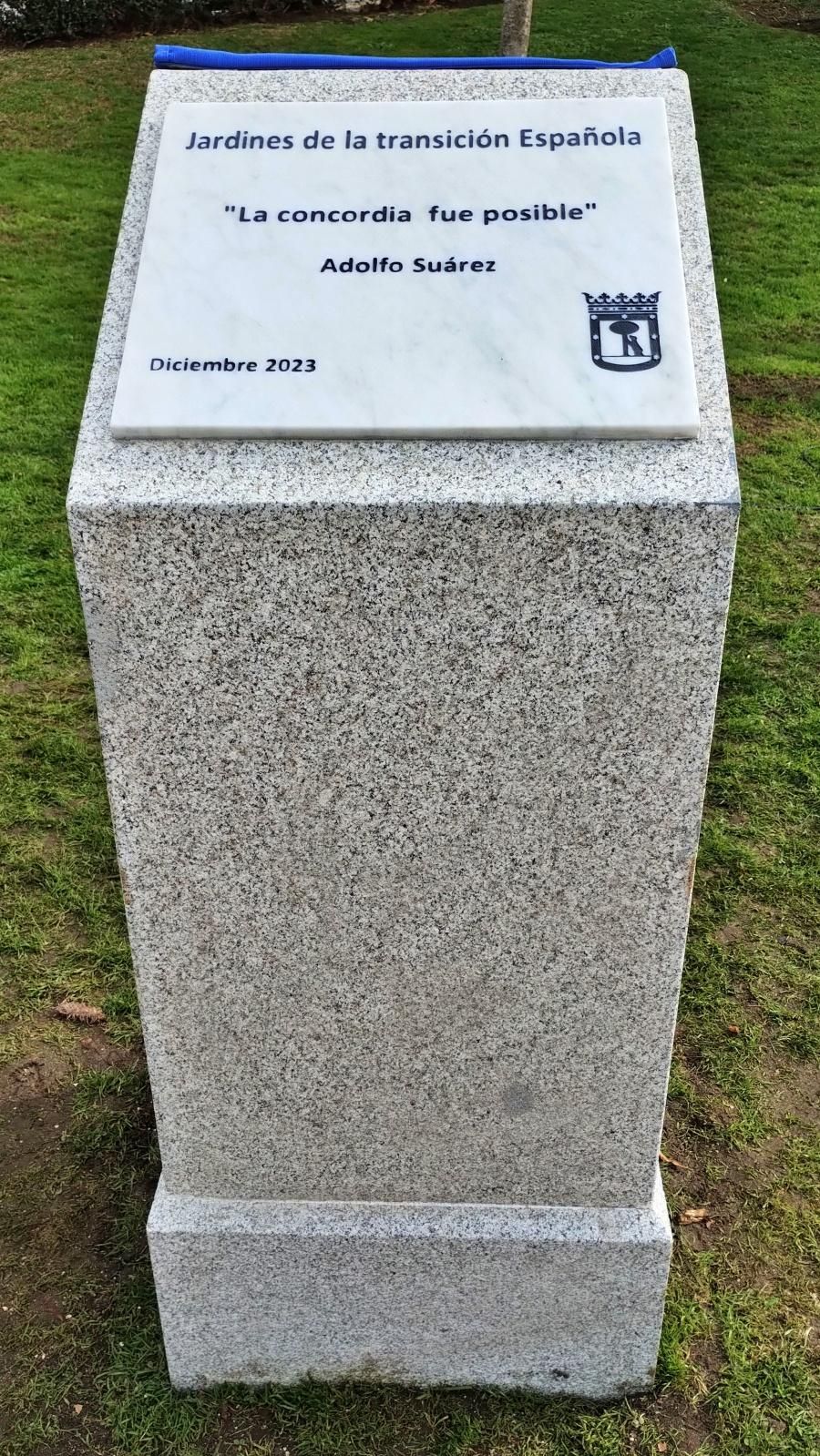 Placa con erratas renombrando el nuevo Jardín de la Transición Española