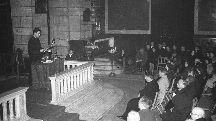 Conferencia inaugural, a cargo del Rvdo. Francisco Odriozola, de la Semana del Evangelio en la iglesia de Santa Lucía. 14 de febrero de 1961 | Pablo Hojas Llama,  Fondo Pablo Hojas, Centro de Documentación de la Imagen de Santander, CDIS, Ayuntamiento de Santander. R. 1477 D.396