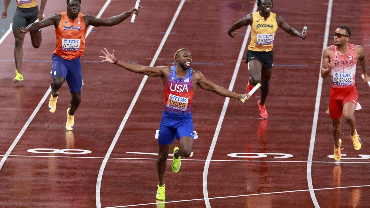 Atletas durante la prueba de 4x100 metros masculino en los mundiales de Tokio 2025.