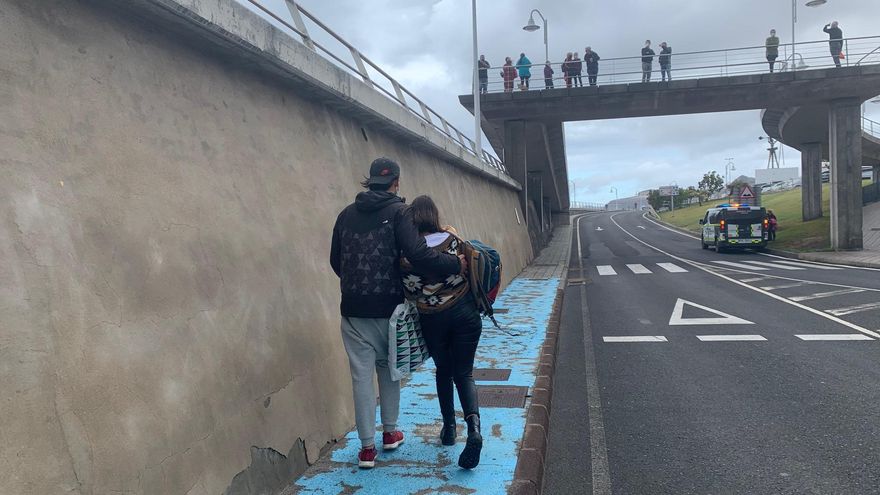 Pasajeros del Bentago Express abandonan el muelle de Agaete tras ser rescatados